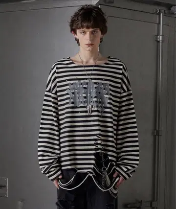 GRANCY 올 패턴 큐빅 그래픽 롱 T 블랙 보더