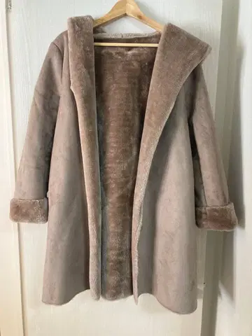 ROSEBUD 베이지 후드 부착 무스탕 코트