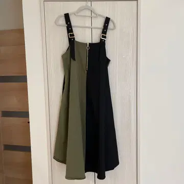 바이컬러 스트랩 원피스 블랙 카키