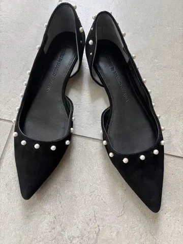 트루 바이 마리코 오이카와 펄 장식 블랙 플랫 펌프스