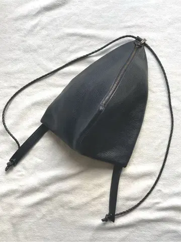 요건 레일 주름 가죽 올 가죽 삼각형 백팩 블랙 뜨개질 새상품급