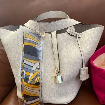 새상품급 렌느 천연 가죽 토트백 이너 파우치 & 스카프 포함