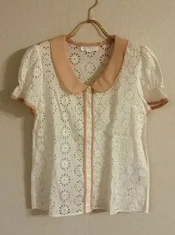 레이스 패턴 화이트 셔츠 핑크 옷깃 프릴 소매