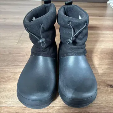 CROCS 블랙 부츠 방한용 합성 소재