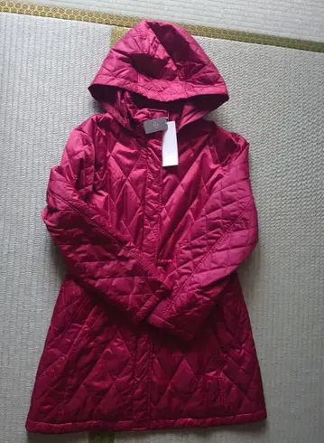 빨간색 M 후드 부착 퀼팅 다운 자켓