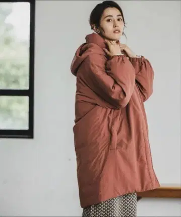 브라운 후드 부착 다운 자켓