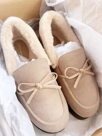 퍼가 달린 베이지 스웨이드 모카신