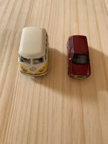 폭스바겐 미니밴과 빨간색 미라지노