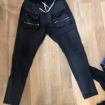 슬림핏 블랙 팬츠 지퍼 포켓 부착