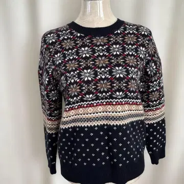 네이비 눈꽃 패턴 긴팔 스웨터