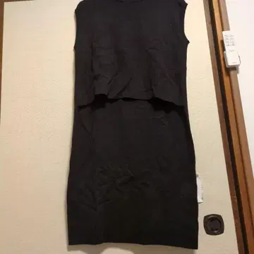 PLST 슬리브리스 무릎 기장 원피스 블랙