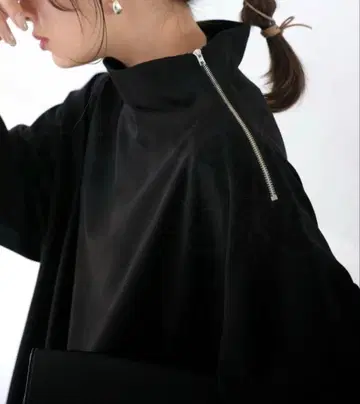 [ antiqua 안티카 ] 보틀넥 사이드 지퍼 상의 블랙 Free