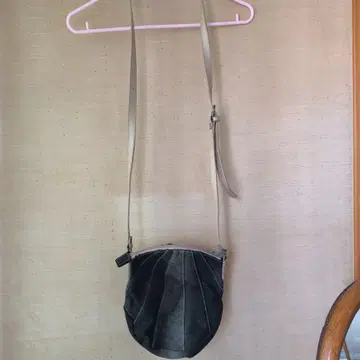 SAC 다크 그레이 데님풍 턱 디자인 숄더백