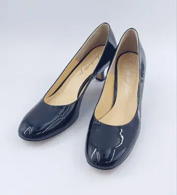 쇼트 아델 펌프스 에나멜 아몬드 토 5cm 힐 블랙