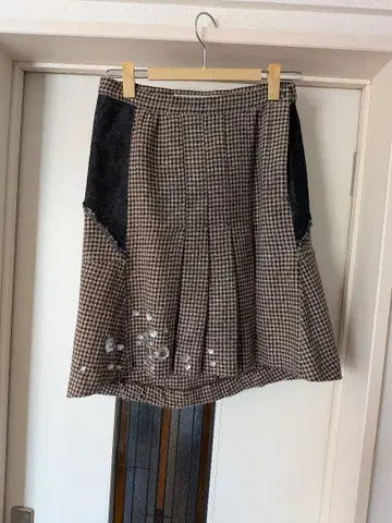 sunaokuwahara 라이트 스톤 부착 스커트