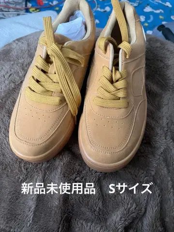 베이지 합성 피혁 스니커즈