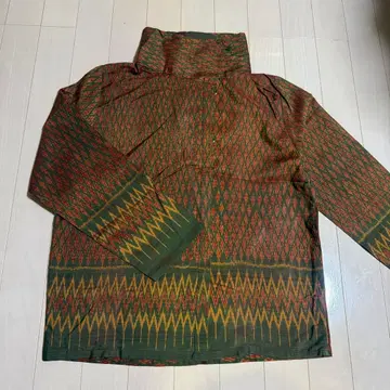 실크 버튼 다운 변형 블라우스