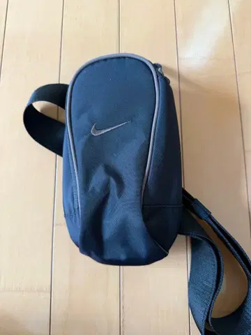 NIKE 사선 숄더백