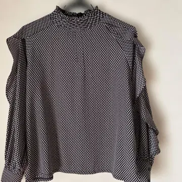 Xapis의 섬세한 도트 무늬 블라우스