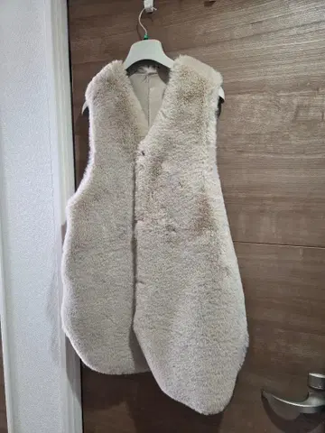 베이지 퍼 슬리브리스 베스트