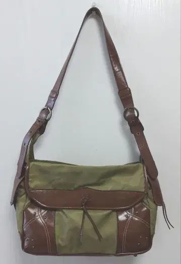 BASARA TYO 올리브 그린과 브라운 숄더백 바