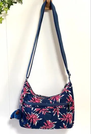 키플링 네이비와 핑크 꽃무늬 숄더백