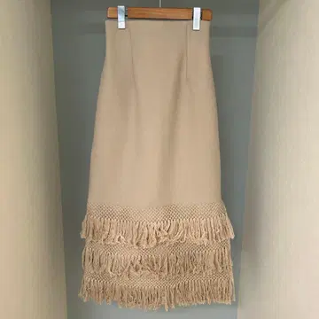 프린지 장식 베이지 타이트 스커트