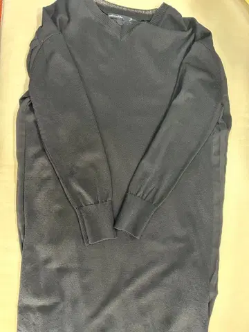 as know as de base 블랙 V넥 니트