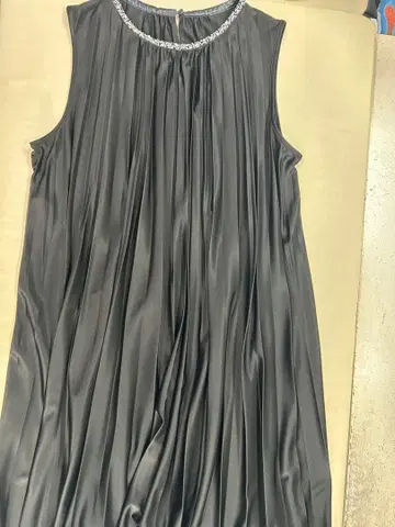 23구 - 블랙 플리츠 드레스 비쥬 부착