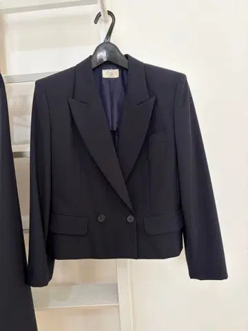 네이비 더블 브레스트 자켓과 플레어 스커트 세트 앨리스버리