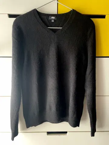 유니클로 캐시미어 100% 블랙 V넥 스웨터