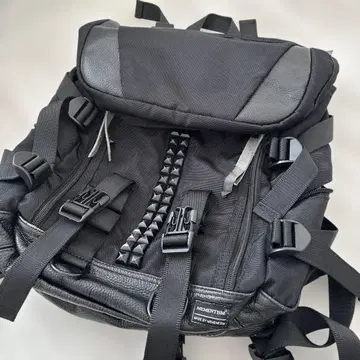 MEMENTISM 스터드 장식 블랙 백팩