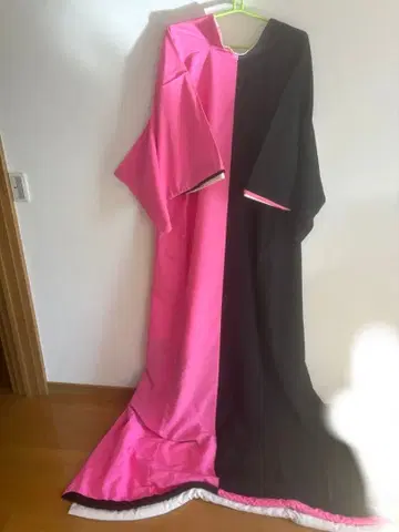 대중 연극 핑크와 블랙의 투톤 컬러 밑단 끌림