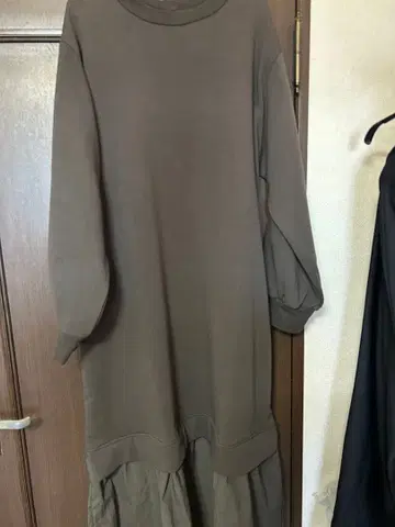 리브 인 컴포트 이소재 배합으로 품격 있는 속기모 티셔츠 원피스