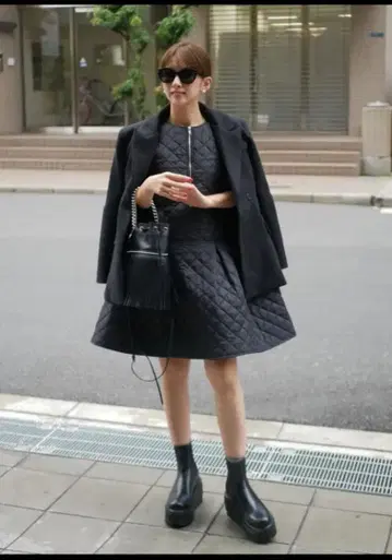 bebeoD 베베드 블랙 퀼팅 플레어 스커트