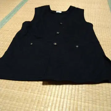 블랙 버튼 포함 민소매 베스트