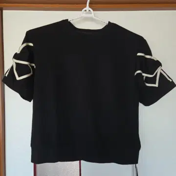 블랙 소매 리본 크롭 T셔츠