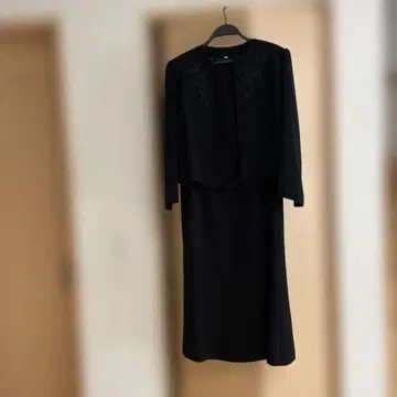 새상품급 블랙 원피스 수트 (자켓 포함)