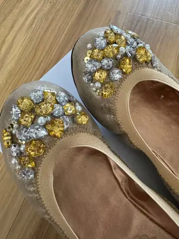 레이드 로크 비쥬 장식 플랫슈즈 골드 계열