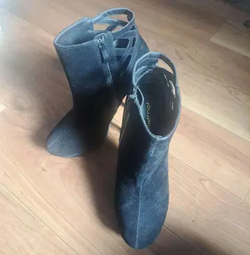 블랙 스웨이드 컷 아웃 부티