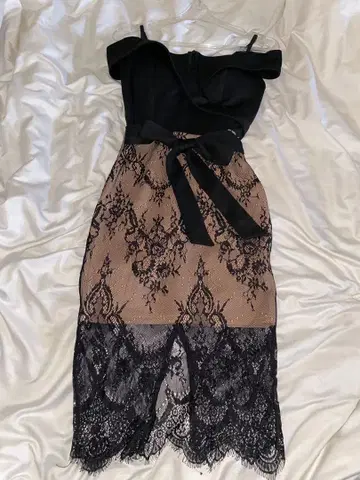 오프숄더 레이스 드레스 블랙과 베이지