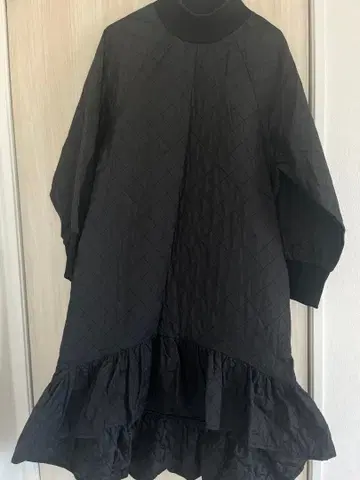 블랙 퀼팅 롱 원피스 터틀넥