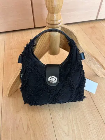 ESICA 프린지 디자인 블랙 핸드백