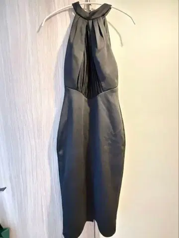 슬리브리스 타이트 원피스 블랙