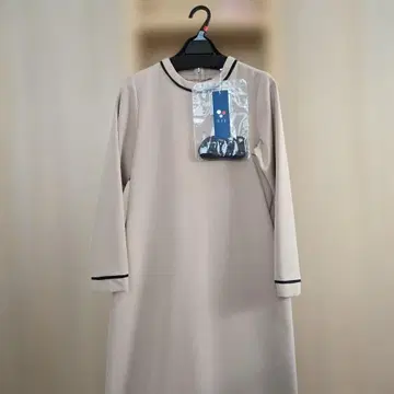 베이지 긴팔 원피스