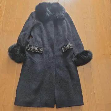 퍼 블랙 롱 코트 비쥬 장식