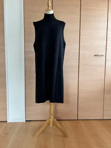 Aga 블랙 슬리브리스 니트 원피스