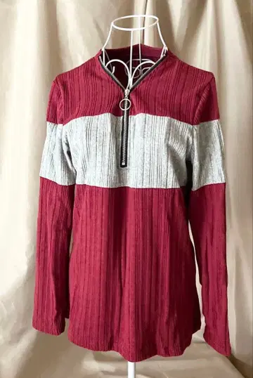 빨간색과 그레이 색상의 하프 지퍼 긴팔 상의