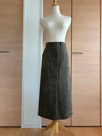 RADIATE 다크 그레이 스웨이드풍 타이트 스커트