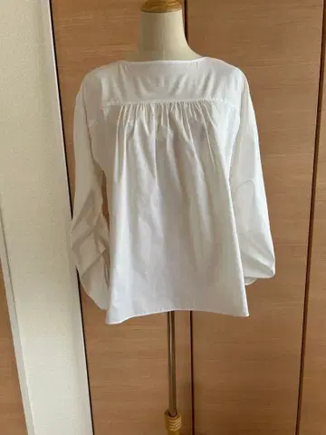 화이트 벌룬 슬리브 셔츠